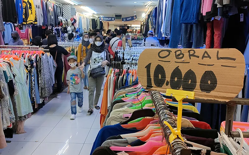 Sejumlah pembeli memilih baju bekas atau yang biasa disebut thrifting  di Pasar Senen, Jakarta Pusat. Di tengah pandemi covid-19 tren thrifting, menjadi salah satu alternatif bisnis menjanjikan bagi pedagang baju era pandemi, menurut pedagang dengan berkurangnya pendapatan akibat pandemi membuat tren tersebut banyak di minati banyak kalangan. Robinsar Nainggolan
