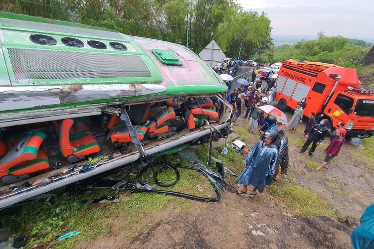 Kecelakaan Bus Pariwisata di Bukit Bego, Imogiri, Bantul, Minggu (6/2/2022)(KOMPAS.COM/MARKUS YUWONO)