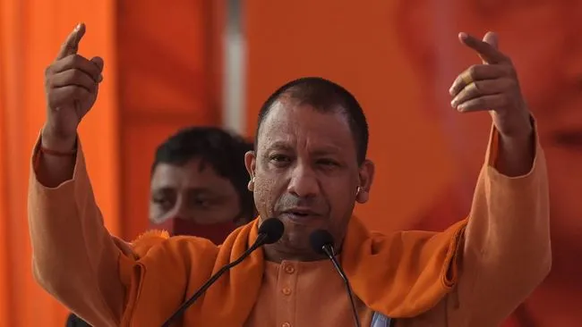 Seorang biksu anti-Muslim sekaligus politikus India, Yogi Adityanath, dianggap berpeluang menjadi perdana menteri menggantikan posisi Narendra Modi. (AFP/Money Sharma)