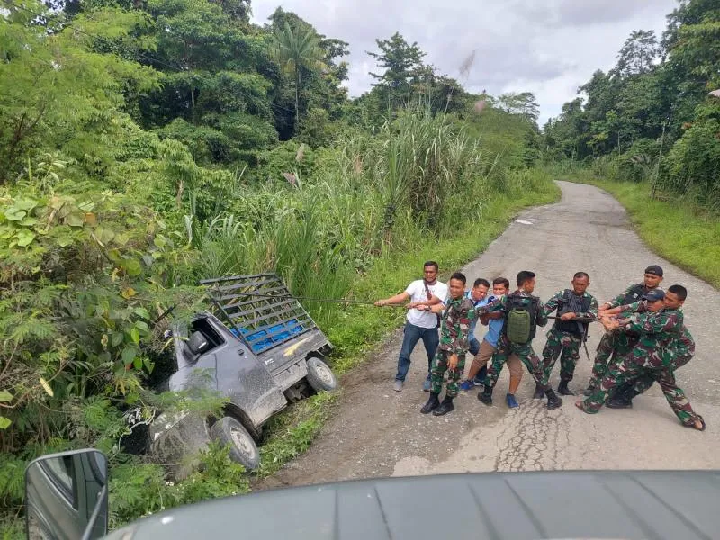 Aksi TNI selamatkan mobil warga yang hampir terperosok ke jurang di Papua ( ist)