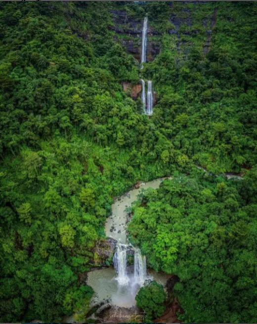 Salah satu air terjun di Geopark Ciletuh, Sukabumi (instagram @inimah.jabar)