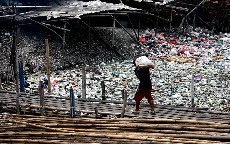 Jelang peringatan Hari Peduli Sampah Nasional (HPSN) 2022, Pemprov DKI Jakarta mengajak warga Jakarta untuk peduli sampah mulai dari lingkungan terdekat minimal dengan cara memilah sampah dari rumah. Perkampungan Nelayan Kali Baru, Celincing, Jakarta Utara sampai hari ini (20/2) masih banyaknya sampah di perkampungan membuat kampung ini terlihat kotor dan kumuh. Robinsar Nainggolan