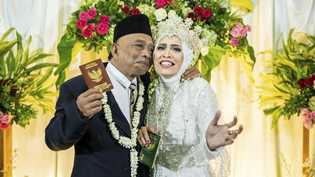 Baru-baru ini, viral di media sosial soal pria yang menikahi cinta pertamanya di usia 61 tahun. Seperti apa kisahnya? (@kbswedding)
