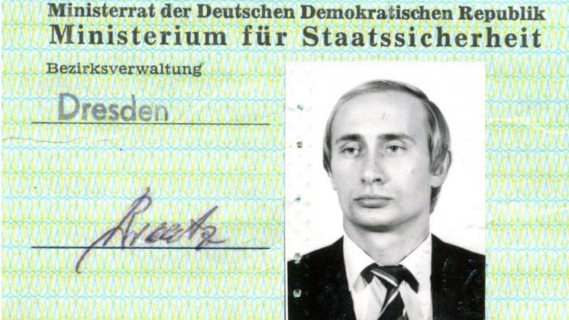 Kartu identitas intelijen milik Vladimir Putin ditemukan di Jerman Foto: BBC World