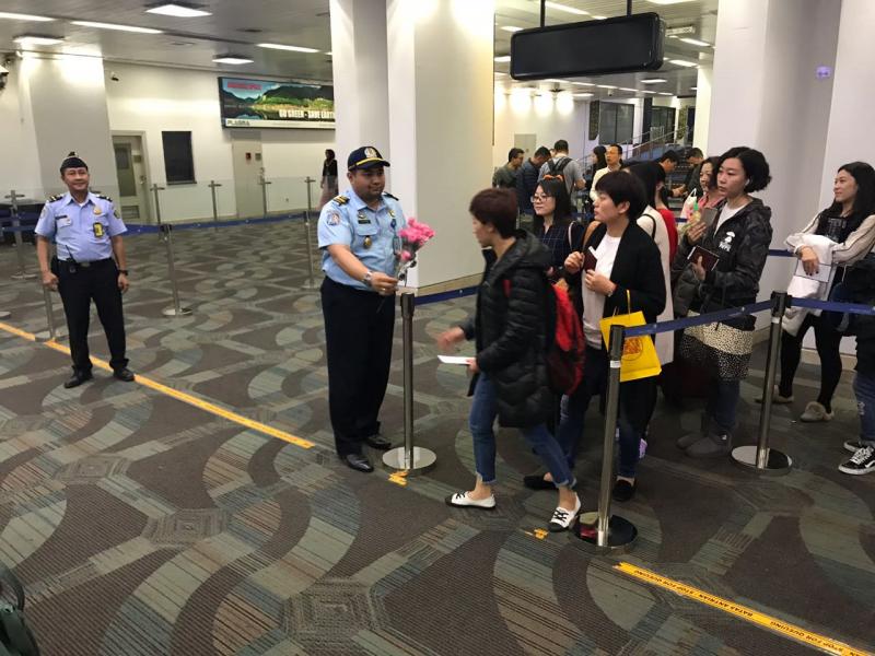 Ilustrasi penumpang antre lama di pos Imigrasi Bandara Soetta untuk cek dokumen (doc. Imigrasi Bandara Soetta)