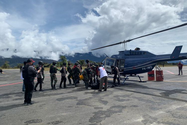 Evakuasi 8 Jenazah karyawan PPT di Papua (Kompas)