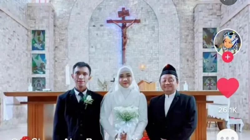 Nikah Beda Agama di Semarang, Wanita Berhijab Pemberkatan di Gereja. (Tiktok).