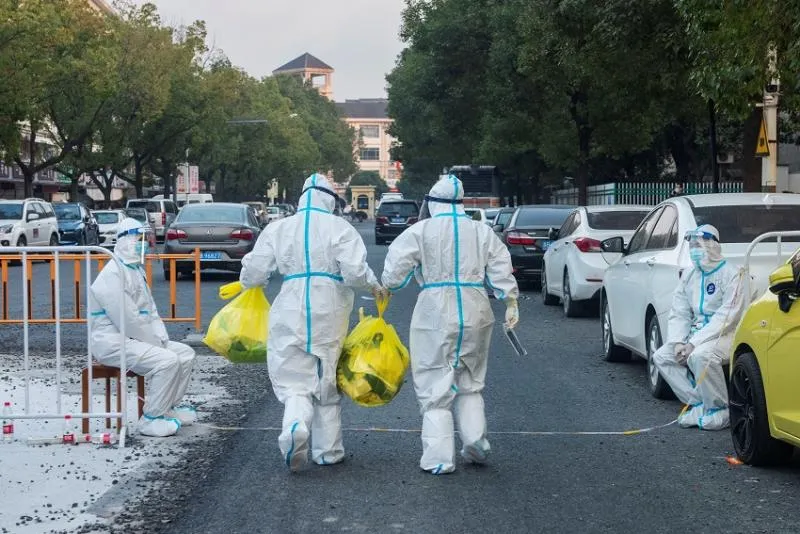 China masih menghadapi lonjakan besar kasus varian omicron dan memberlakukan lockdown (Reuters)