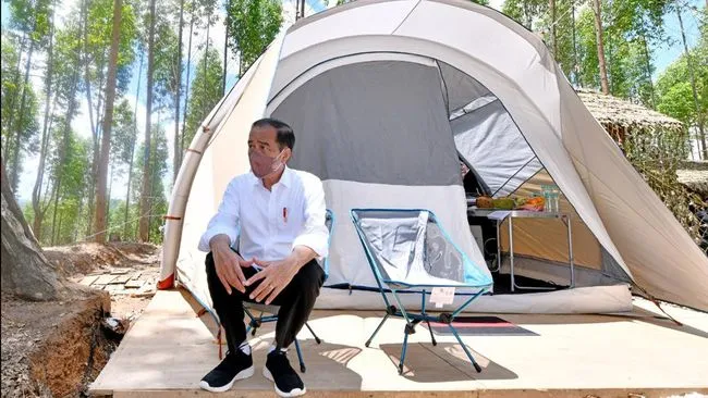 Presiden Joko Widodo berkemah di Tengah Hutan lokasi bakal dibangun pusat pemerintahan IKN (Dok.Setpres)