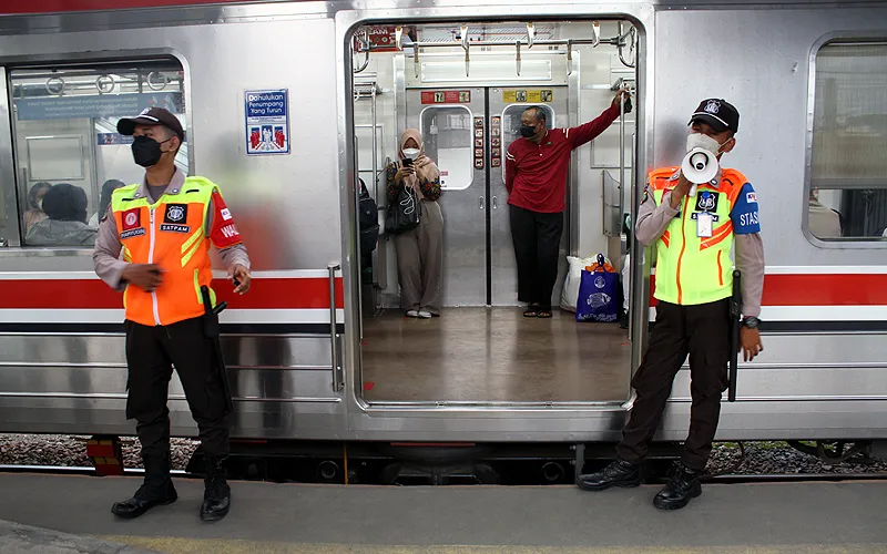 Gubernur DKI Jakarta Anies Baswedan menargetkan jangkauan transportasi umum di 92 persen wilayah Jakarta pada akhir tahun 2022 dengan program JakLingko, yakni sistem transportasi dengan rute, manajemen, maupun pembayaran terintegrasi. Penumpang memindai kartu JakLingko sebagai akses menggunakan kereta Commuterline (KRL) di Stasiun Tanah Abang, Jakarta Pusat Robinsar Nainggolan 