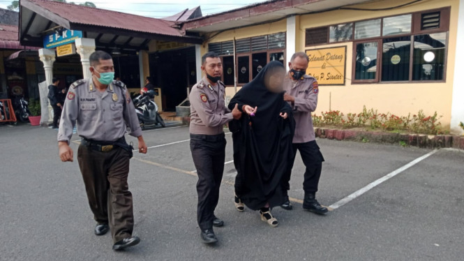 Viral Wanita Berhijab Tabrak Polres Pematang Siantar: Mau Masuk Surga. (tvonenews.com)