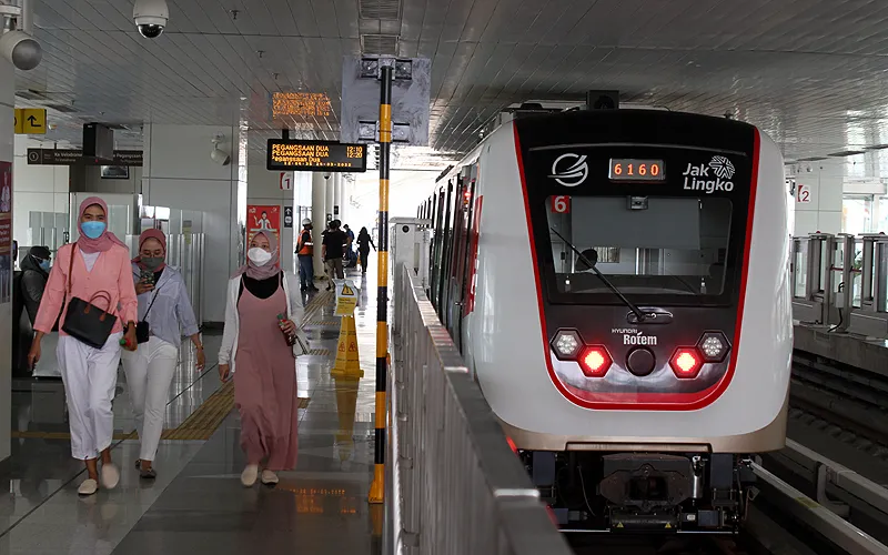 Calon penumpang Light Rail Transit (LRT) Jakarta memindai kartu saat memasuki Stasiun Velodrome, Rawamangun, Jakarta Timur, Kamis (24/3). Pemerintah Provinsi DKI Jakarta mengusulkan kepada DPRD DKI Jakarta terkait penetapan tarif integrasi transportasi Transjakarta, MRT dan LRT Jakarta sebesar Rp 10.000 untuk menghemat biaya perjalanan pengguna transportasi umum di Jakarta. Robinsar Nainggolan