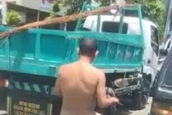 Anggota Polisi di Bali kendarai motor dengan kondisi telanjang (okezone)