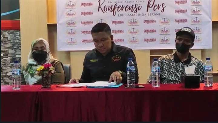 Nasabah Bank BNI menangis karena uang Rp,5 miliar hilang dari rekening (tempo)