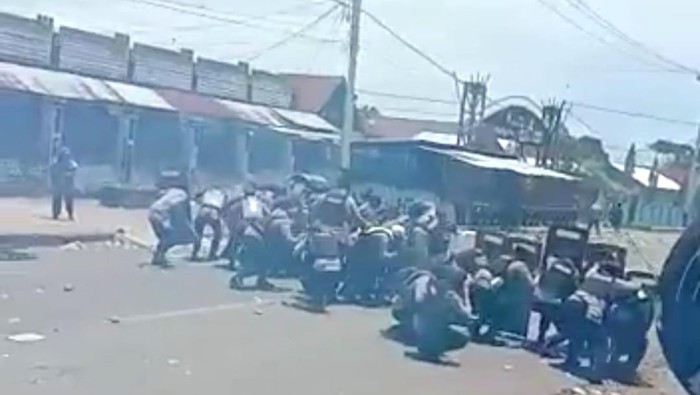 Foto: Unjuk rasa penolakan DOB di Nabire Papua berakhir ricuh. Lemparan batu massa dibalas polisi pakai tembakan gas air mata (Detik)