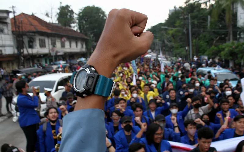 Aksi yang dilakukan mahasiswa yang tergabung dalam Aliansi Mahasiswa Indonesia berlangsung di Jalan Harmoni, Jakarta, Jumat (1/4). Mereka menyuarakan aspirasi, dengan menolak penundaan pemilu dan perpanjangan masa jabatan presiden. Aksi berlangsung damai dan membubarkan diri pada jam 18.00. Robinsar Nainggolan