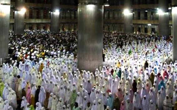 Puluhan Ribu Umat Suasana Salat Tarawih Pertama di Masjid Istiqlal Foto tribunnews.com
