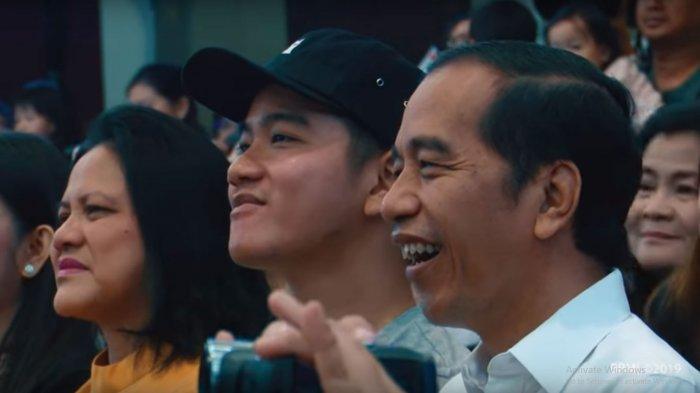 Jokowi dan Putra Sulungnya Gibran Rakabuming Raka (Demokrasi)