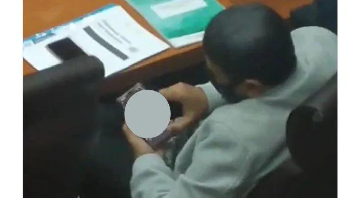 MKD akan panggil anggota DPR yang nonton video porno saat rapat (Tribun)