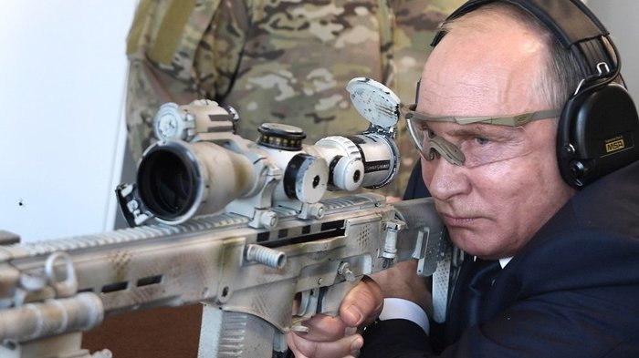 Vladimir Putin sedang menembak (Tribun)
