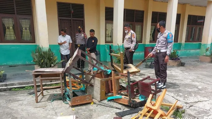 Siswa SMP di Riau Bakar Sekolah Usai Tak Terima Ditegur Guru. (Detik).