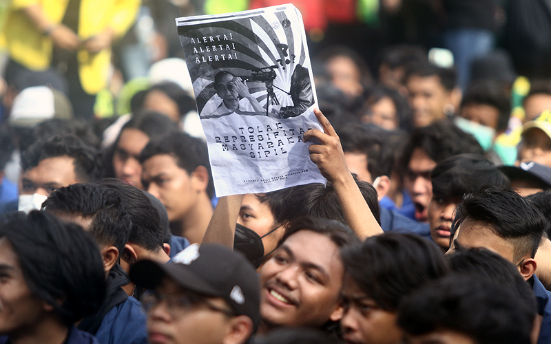 Sejumlah mahasiswa menggelar aksi unjuk rasa 21 April di kawasan Patung Kuda, Jakarta, Kamis (21/4). Aksi tersebut diikuti oleh ribuan mahasiswa dari berbagai perguruan tinggi. Dalam aksinya mereka menolakan terhadap perpanjangan masa jabatan presiden Joko Widodo. Robinsar Nainggolan
