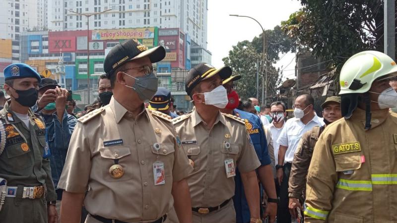 Gubernur DKI Jakarta Anies Baswedan di Lokasi kebakaran Pasar Gembrong (VOI)