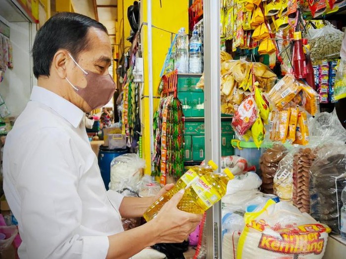 Ilustrasi: Presiden Joko Widodo melakukan inspeksi harga minyak goreng (Detik)