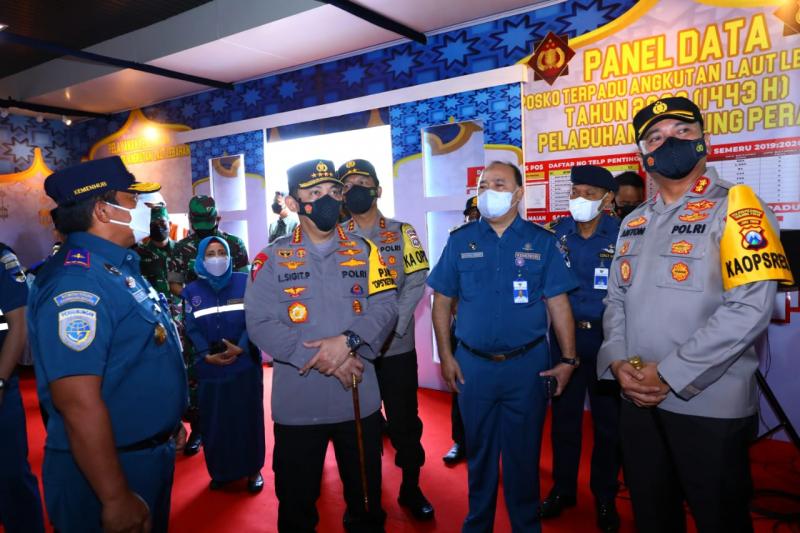 Kapolri Jenderal Polisi Listyo Sigit Prabowo saat meninjau arus mudik di Pelabuhan Tanjung Perak