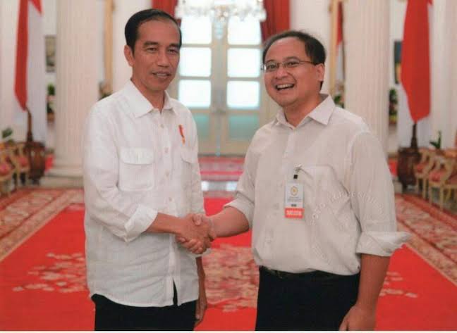 Jubir PSI Sigit Widodo bersama Presiden Jokowi (Tribun)