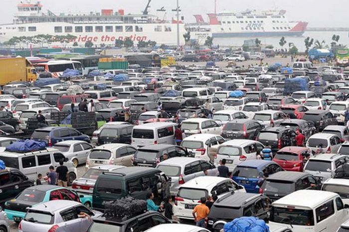 Diungkap Polisi, Ini Sebab Tol Menuju Pelabuhan Merak Macet Parah. (Kompas.com).