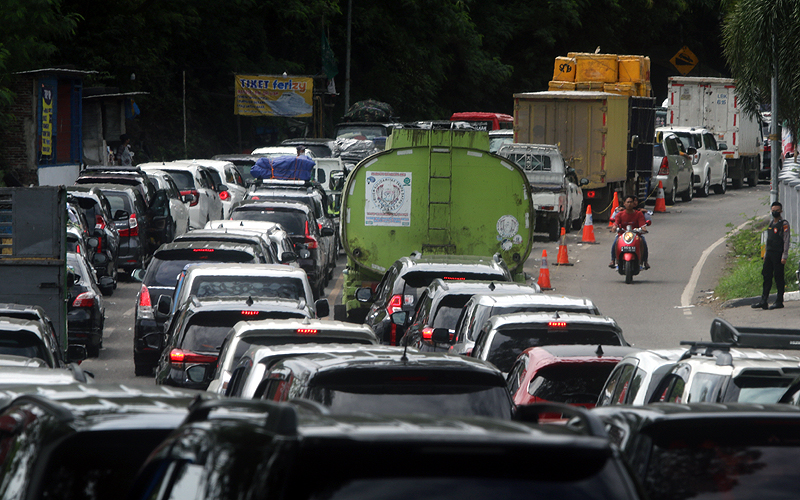 Lalu lintas menuju Pelabuhan Merak, Banten, masih macet parah hingga siang ini Sabtu (30/4). Berdasarkan pantauan  di lapangan, kemacetan panjang ribuan kendaraan tersebut sudah terpantau sejak dini hari. Robinsar Nainggolan