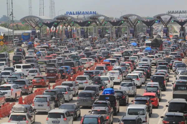 Kendaraan pemudik memadati pintu gerbang tol Cipali, Palimanan, Cirebon, Jawa Barat, Kamis (30/5/2019).  FOTO/Dedhez A/Antara