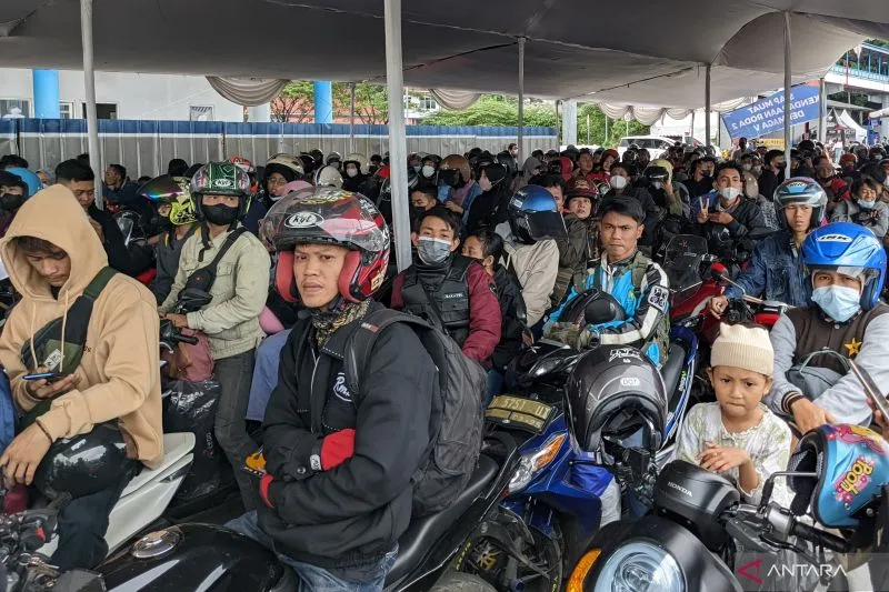 Pemudik motor padati Pelabuhan Merak (antara)