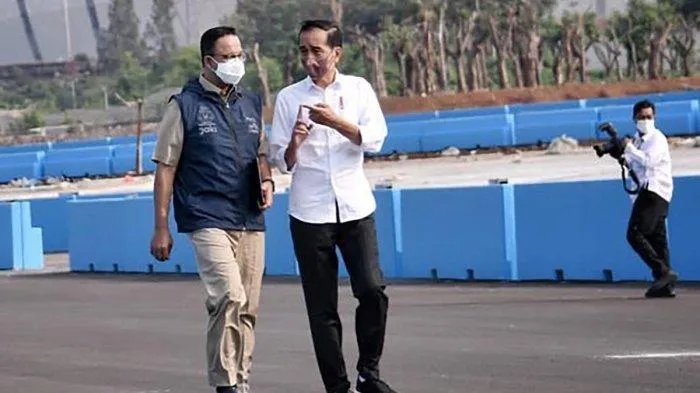 Presiden Jokowi dan Gubernur DKI Jakarta Anies Baswedan saat meninjau Stadion JIS (Tribun)