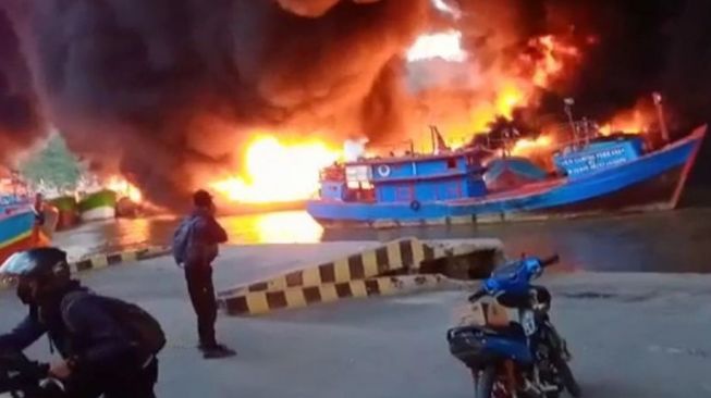 Kebakaran kapal di Cilacap (Suara)