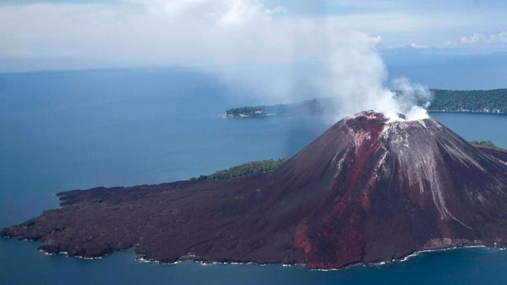 Status anak gunung Krakatau meningkat jadi siaga (tempo)