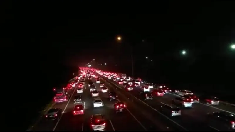 Puncak Arus Balik Lebaran: Malam Ini Tol Japek Macet 12 Kilometer. (Tangkapan Layar twitter @Panjelajah).