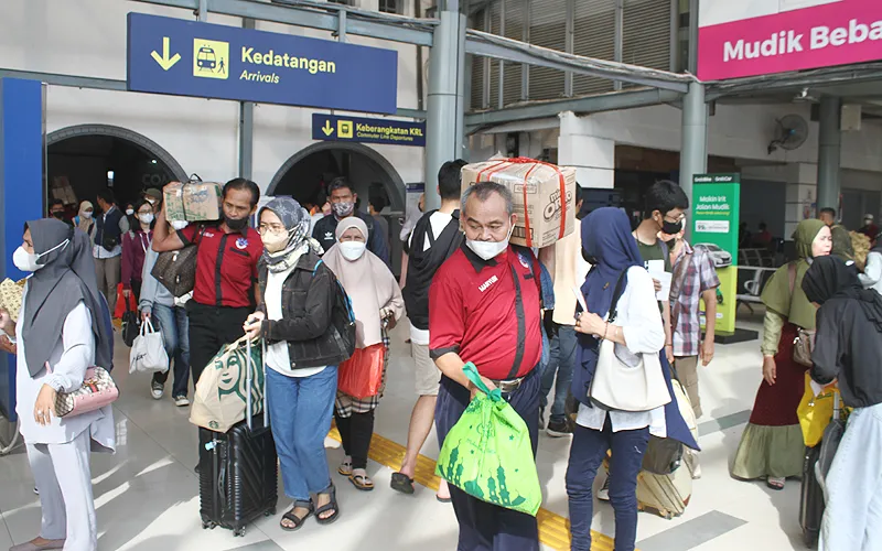 Stasiun Senen dipadati penumpang saat arus balik usai libur Lebaran pada Senin (9/5). Pada Senin, 9 Mei 2022 di Stasiun Gambir terdapat 36 KA beroperasi, dari jumlah tersebut 8 di antaranya merupakan kkereta api tambahan untuk mengangkut para pemudik yang kembali ke Jakarta. Robinsar Nainggolan