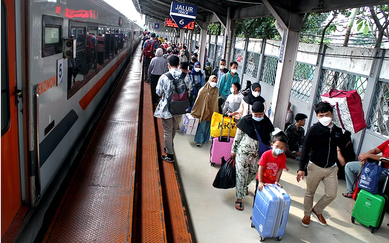 Stasiun Senen dipadati penumpang saat arus balik usai libur Lebaran pada Senin (9/5). Pada Senin, 9 Mei 2022 di Stasiun Gambir terdapat 36 KA beroperasi, dari jumlah tersebut 8 di antaranya merupakan kkereta api tambahan untuk mengangkut para pemudik yang kembali ke Jakarta. Robinsar Nainggolan