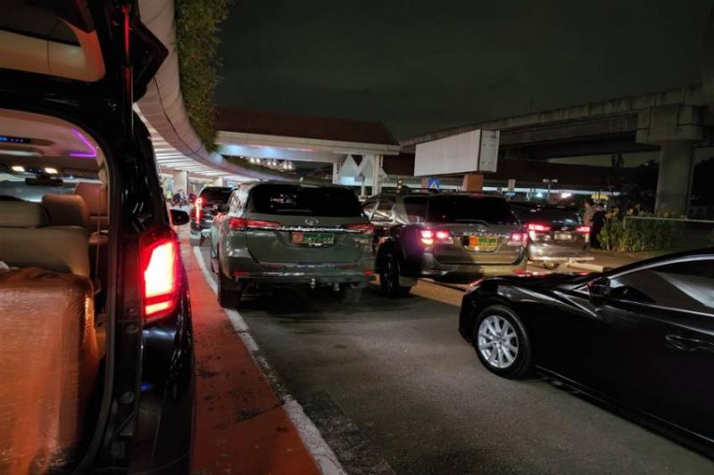 Mobil dinas TNI bikin macet di Bandara Soetta, TNI AD minta maaf (sindo)