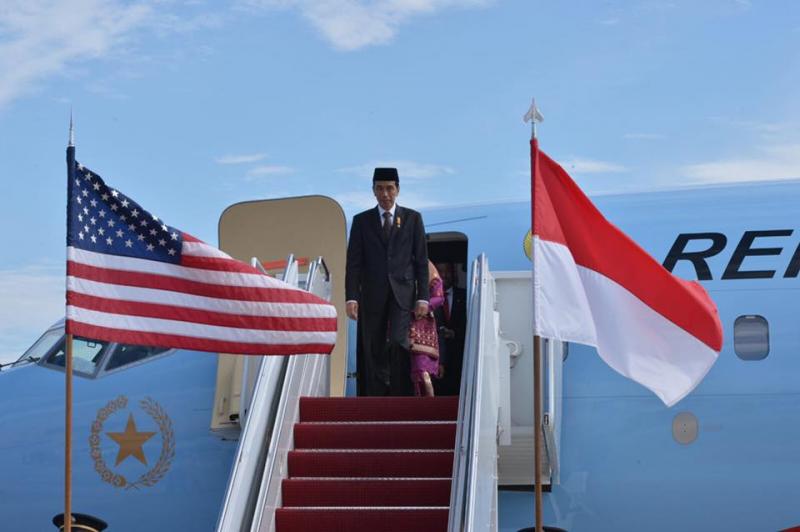Presiden Jokowi saat tiba di AS (merah putih)