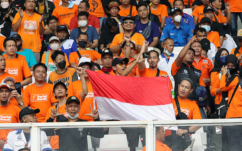 Ribuan buruh dari Partai Buruh  mengikuti peringatan Hari Buruh Internasional atau May Day yang diselenggarakan pada Sabtu, 14 Mei 2022 di Stadion Gelora Bung Karno, Jakarta. Sebelumnnya ribuan buruh ini berdemonstrasi di depan Gedung DPR, Jakarta. Robinsar Nainggolan