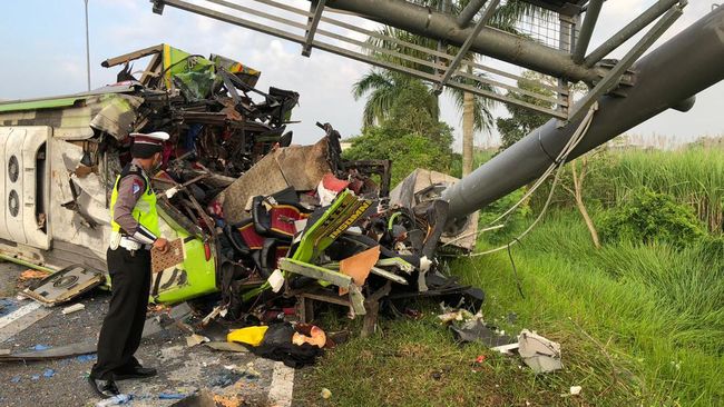 Kecelakaan maut Bus PO Ardiansyah di Tol Surabaya-Mojokerto (Dok.Ist)