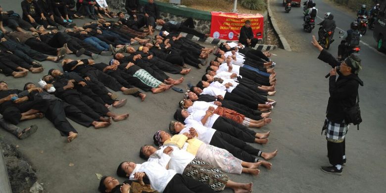 Aksi Protes Eksekusi lahan warga Sunda Wiwitan Kuningan (Kompas)