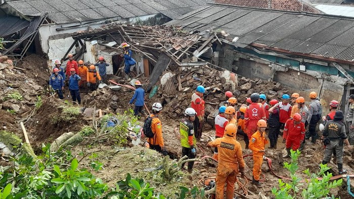 Tanah Longsor di Cijeruk Bogor: 3 Tewas 1 Masih dalam Pencarian. (Sholihin/detikcom)