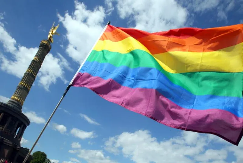 Bendera Pelangi LGBT di gedung Kedubes Inggris (suara)