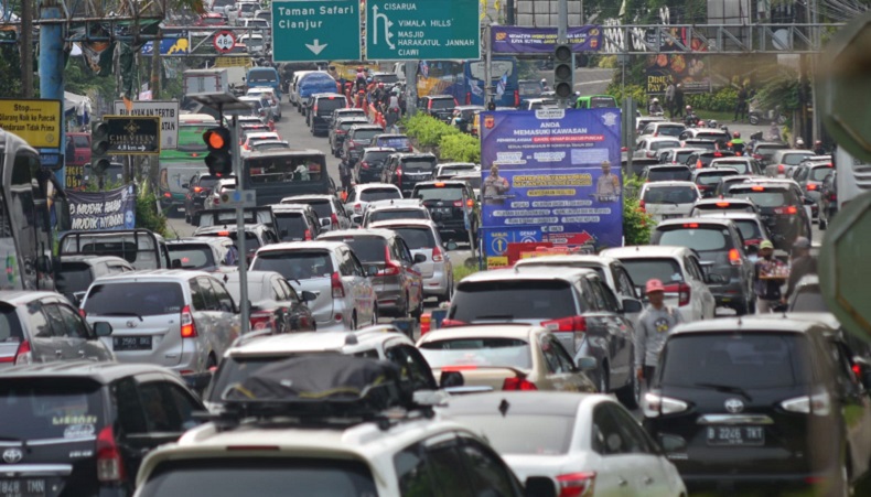 Arus lalu lintas diTol Jagrawi arah Jakarta macet parah (iNews)