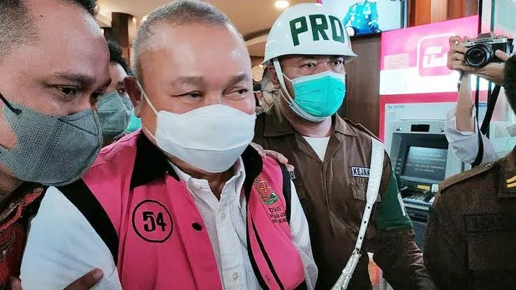 Mantan Gubernur Sumsel Alex Noerdin menangis saat membacakan nota pembelaan di pengadilan(media indonesia)