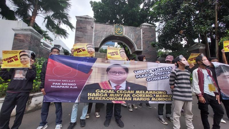Massa BKR dan pedagang gorengan desak Jokowi copot Airlangga Hartarto dan usut tuntas dalang mafia minyak goreng (ist) 